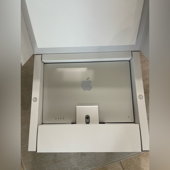 iMAC Desktop Computer 24-Inch 256GB - Picture 3 of 5